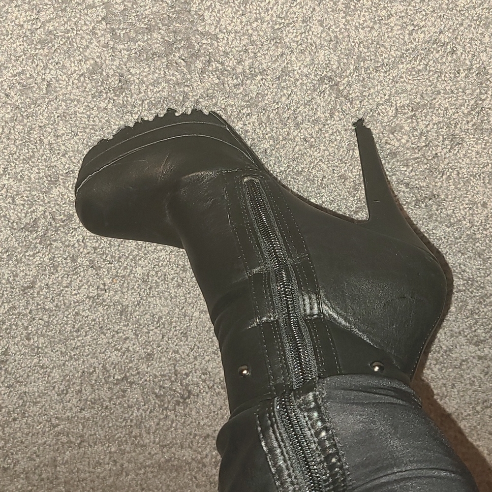 7 1/2 Bakers' black Over the knee heel boots